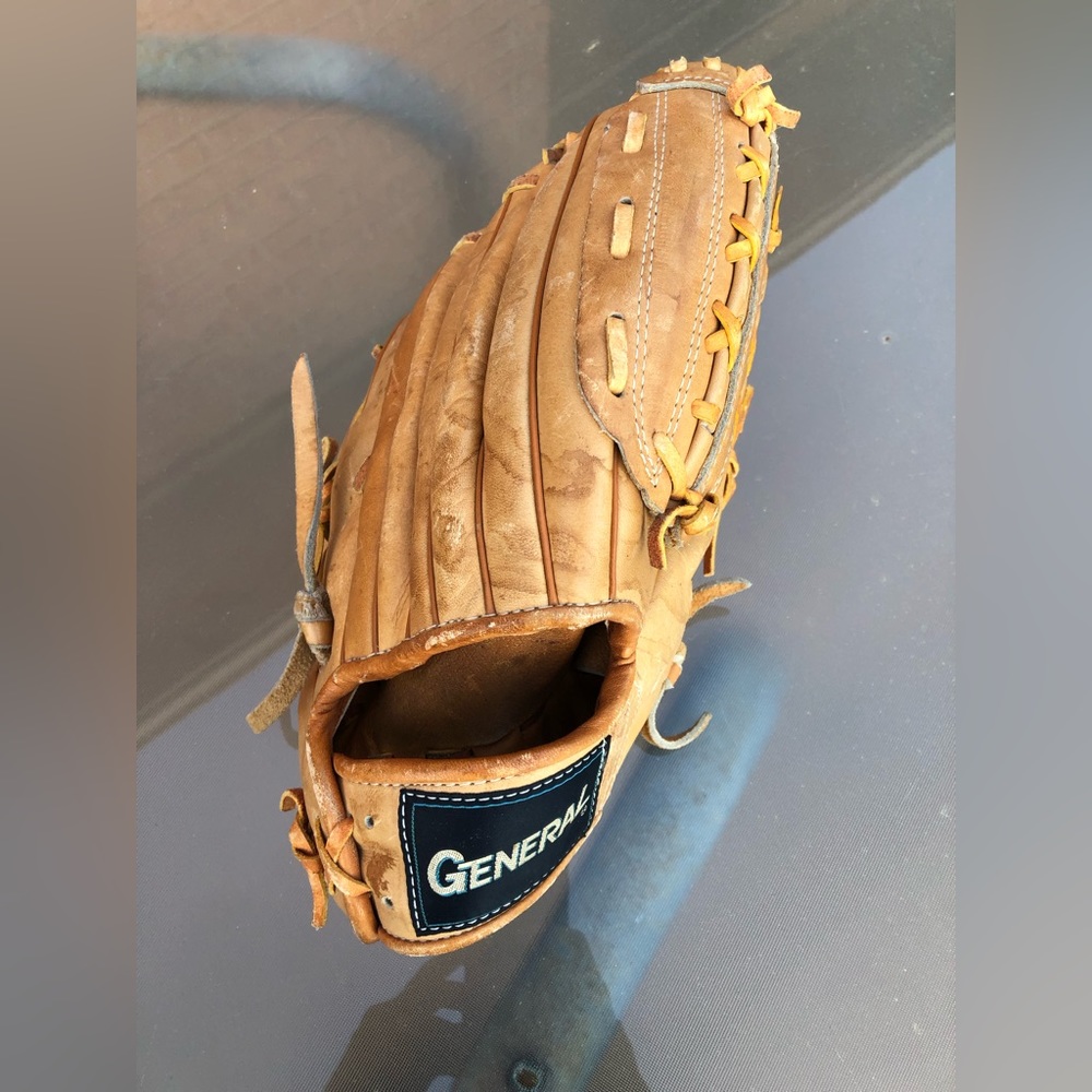 General leather baseball glove